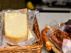 <div class='capt'>... Käse und Speck, kühle Trinkmilch, Buttermilch mit Früchten, frische Quarkbrote, süße Kuchen und andere Spezialitäten. Frisch vom Erzeuger auf den Tisch.</div>